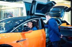 包含赛地聚焦——NBA总决赛集结日热度飙升，尤文图斯再遭质疑，底气十足，轮换策略被讨论的词条-九游会登录